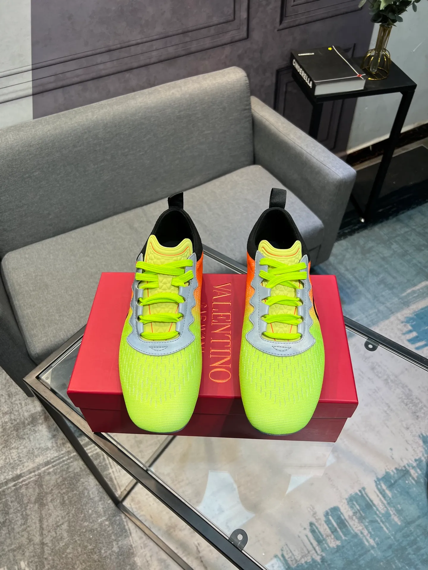 Men's Men's Shoes 💰580 VALENTINO 2025 Valentino's latest spring sneakers! RUNBOOT is lightweight, comfortable and full of leisure. The multi-functional design integrates basketball shoes, running shoes, and fashionable sneakers into one, creating a cool couple outfit. It is a fashionable sneaker sought after by many fashion stars. 👍Original 1:1 customized fabric eyelet lambskin with delicate, soft and comfortable feel. The second series is technical fabric 👍Super soft suede special lining inside 👍Outsole TP U material 👍Full set of original counter packaging! ! Popular items are being shipped 👍Fully high-end production, perfect reproduction. Size: 35-41. Male 38-46 (couple style). Standard leather shoe size (female 41, male 45, 46 customized)